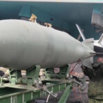 A parte inferior de um Su-34, mostrando um FAB-500 com kit UMPK.