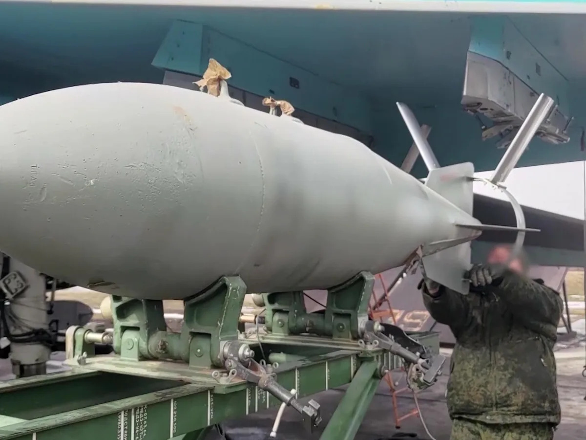 A parte inferior de um Su-34, mostrando um FAB-500 com kit UMPK.