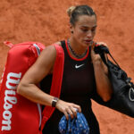 Aryna Sabalenka, da Bielo-Rússia, sai da quadra após a partida de tênis das quartas de final contra a russa Diana Shnaider no Aberto da França em Paris, quarta-feira, 3 de junho de 2026. (