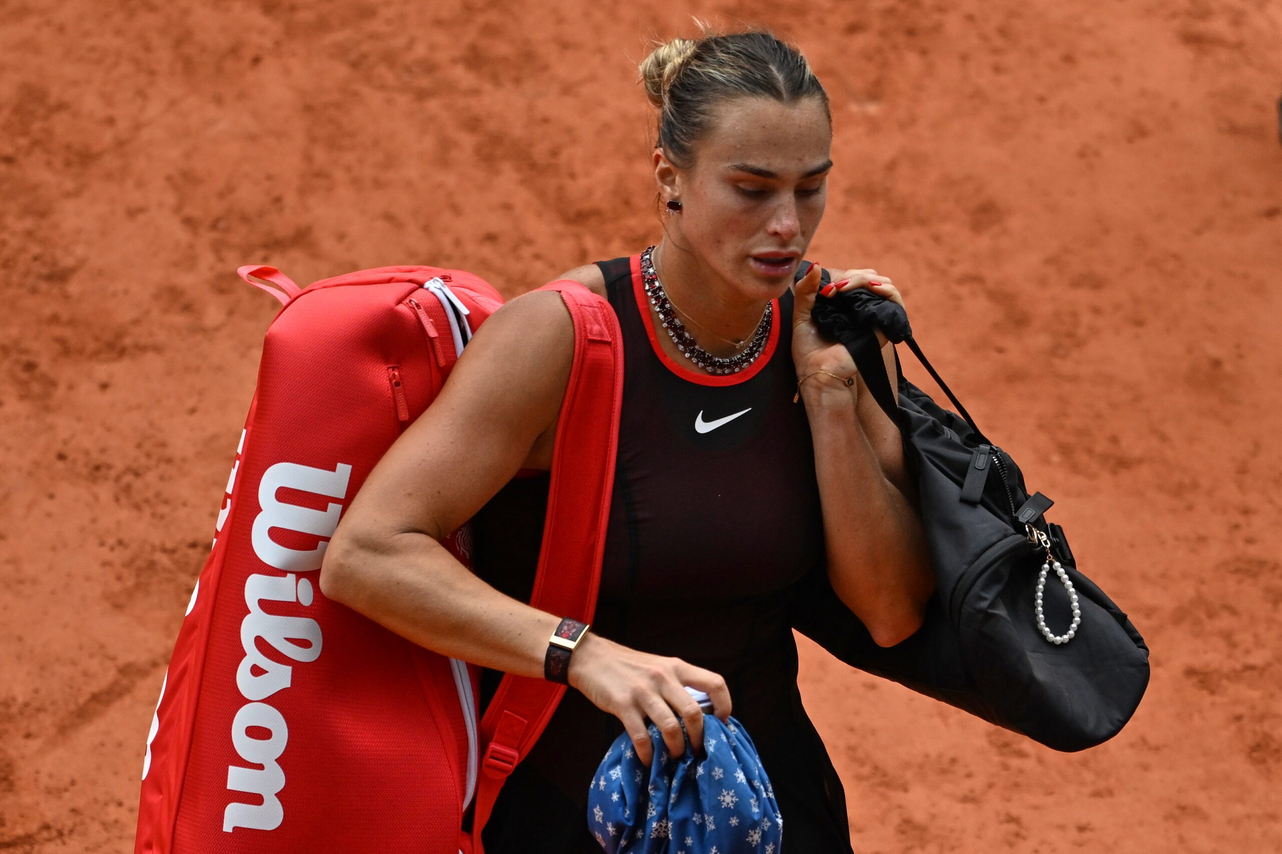 Aryna Sabalenka, da Bielo-Rússia, sai da quadra após a partida de tênis das quartas de final contra a russa Diana Shnaider no Aberto da França em Paris, quarta-feira, 3 de junho de 2026. (