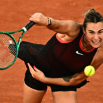 A número um do mundo, Aryna Sabalenka, derrotou a também tetracampeã do Grand Slam, Naomi Osaka, em dois sets na partida noturna de segunda-feira para chegar às quartas de final do Aberto da França.