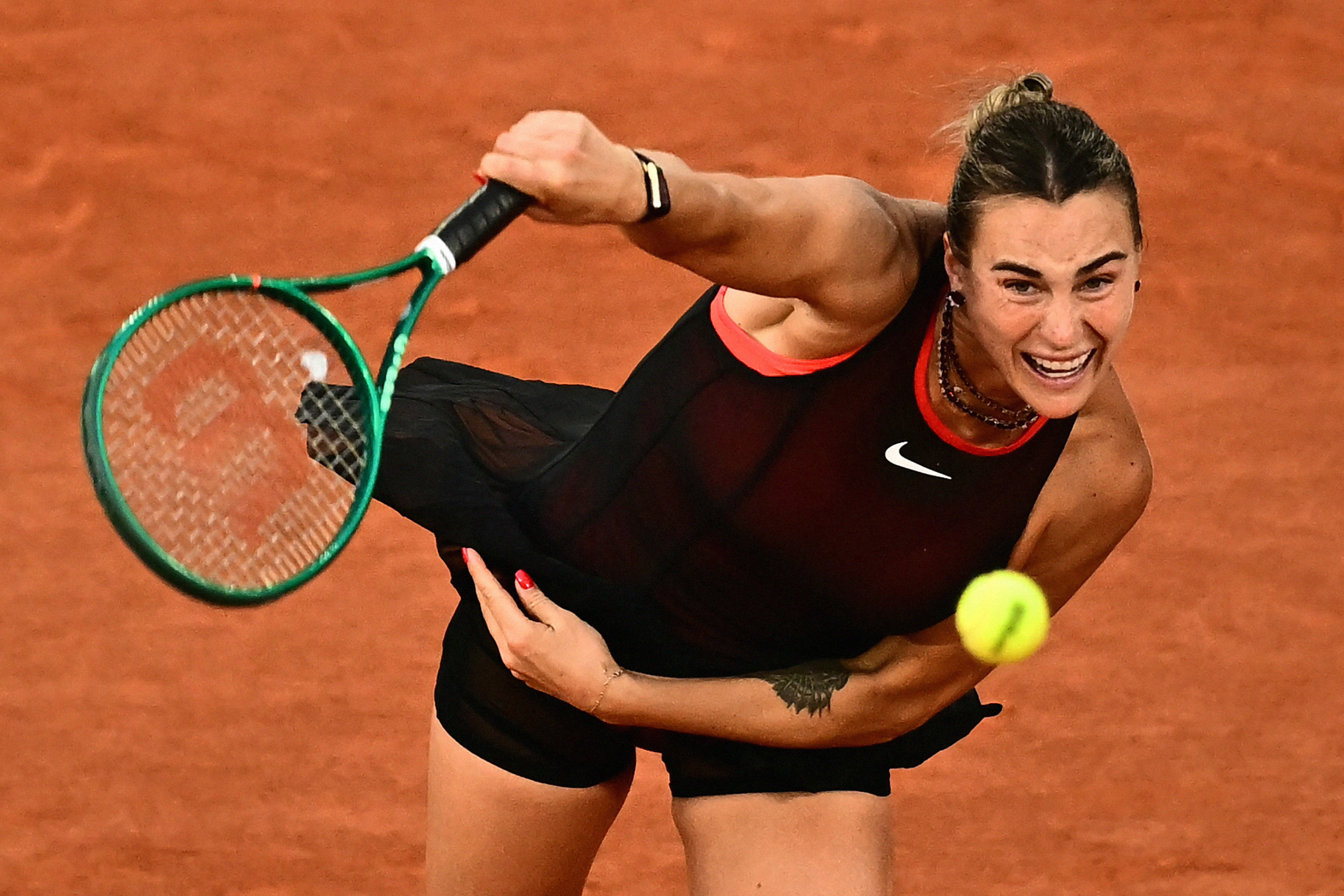 A número um do mundo, Aryna Sabalenka, derrotou a também tetracampeã do Grand Slam, Naomi Osaka, em dois sets na partida noturna de segunda-feira para chegar às quartas de final do Aberto da França.