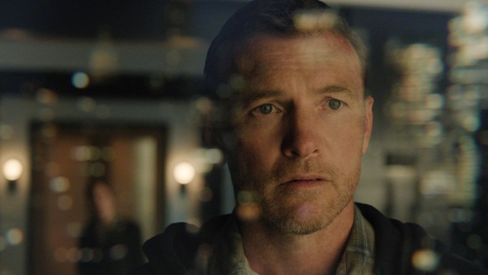Sam Worthington em 'I Will Find You', sendo a 'donzela em perigo' do programa e resistindo a um romance de 'Telenovela' de David e Rachel