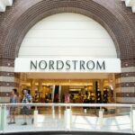 Sandálias, sapatilhas e tênis estilo mãe rica têm até 59% de desconto na Nordstrom