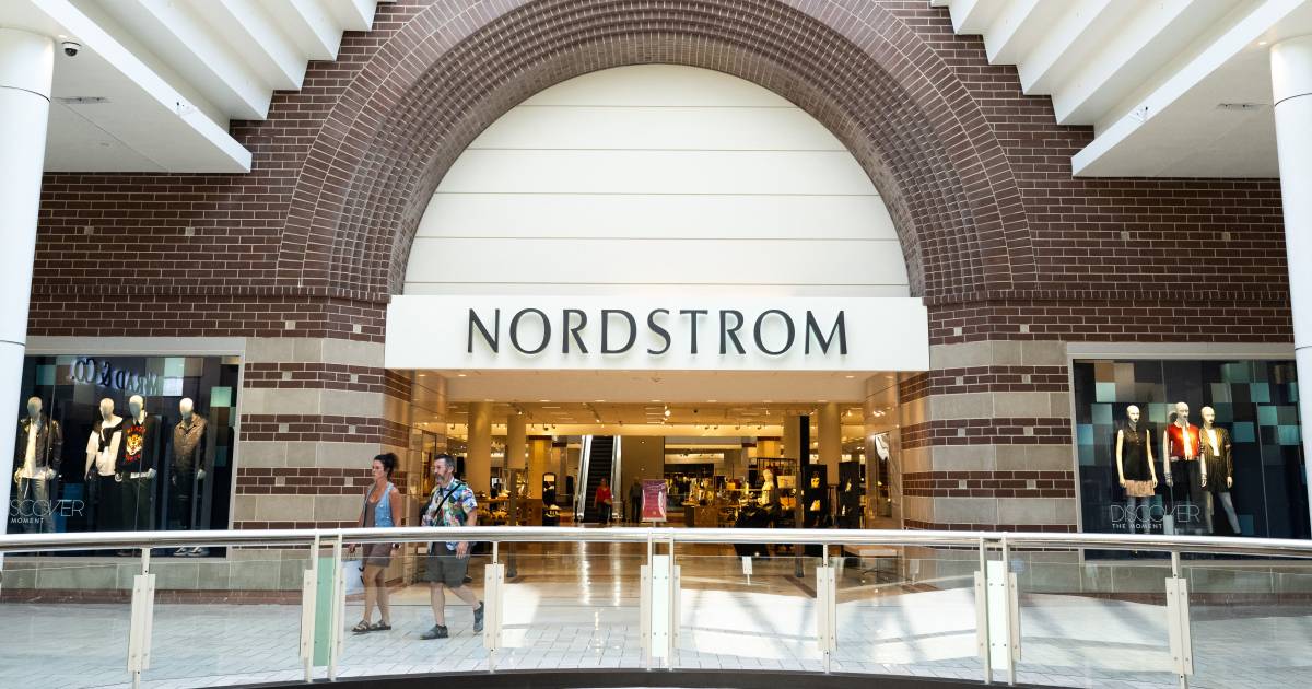 Sandálias, sapatilhas e tênis estilo mãe rica têm até 59% de desconto na Nordstrom
