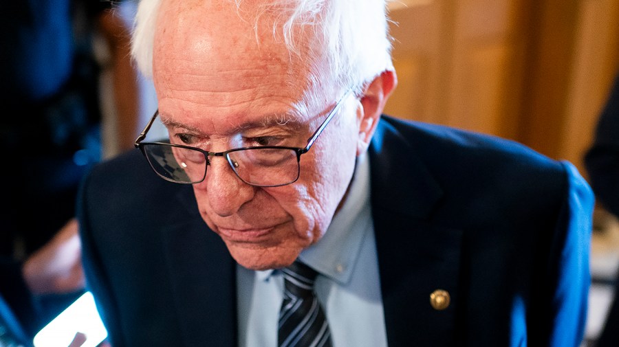 Sanders divulga uma coleção de e-mails internos do HHS mostrando que RFK Jr. pressionou o CDC por causa de mensagens sobre vacinas