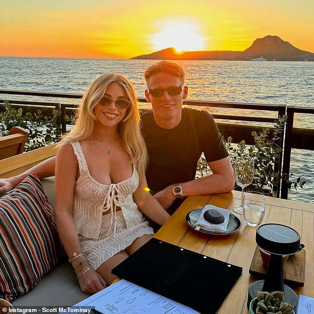 Scott McTominay, fotografado com seu parceiro Cam Reading, está amando a vida na Itália depois de ingressar no Napoli vindo do Manchester United há dois anos