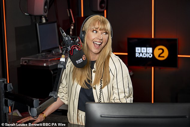 Sara Cox está se preparando para assumir o maior cargo de rádio do país, quando subir ao microfone no dia 6 de julho para lançar seu Radio 2 Breakfast Show