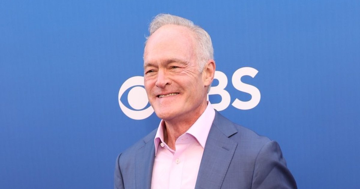 GettyImages-2171605416 O apresentador do CBS Evening News, Tony Dokoupil, presta homenagem no ar a Scott Pelley após a demissão de colegas