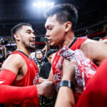 Scottie Thompson e RJ Abarrientos comemoram quando Barangay Ginebra ganha o título da PBA Commissioner's Cup de 2026 depois de derrotar o TNT Tropang 5G no jogo 7.