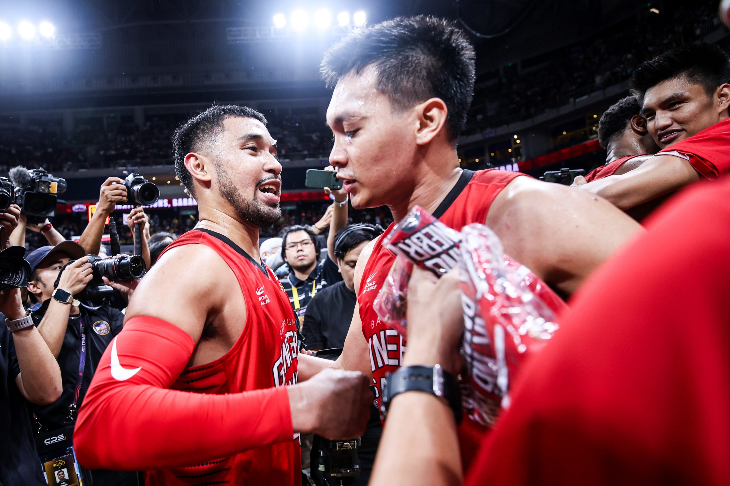 Scottie Thompson e RJ Abarrientos comemoram quando Barangay Ginebra ganha o título da PBA Commissioner's Cup de 2026 depois de derrotar o TNT Tropang 5G no jogo 7.