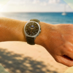 Um Google Pixel Watch 3 e o logotipo do Wear OS em segundo plano.