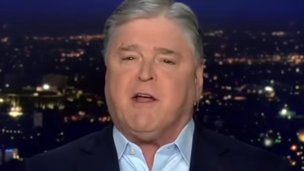 Sean Hannity dá atualizações de saúde para explicar ‘rosto inchado e voz rouca’ depois que os espectadores expressam preocupação