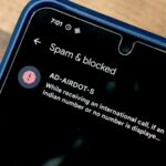 Mulher sorridente usando um smartphone, cercada por ícones do Mensagens do Google e rótulos de recursos, em um fundo com tema azul.