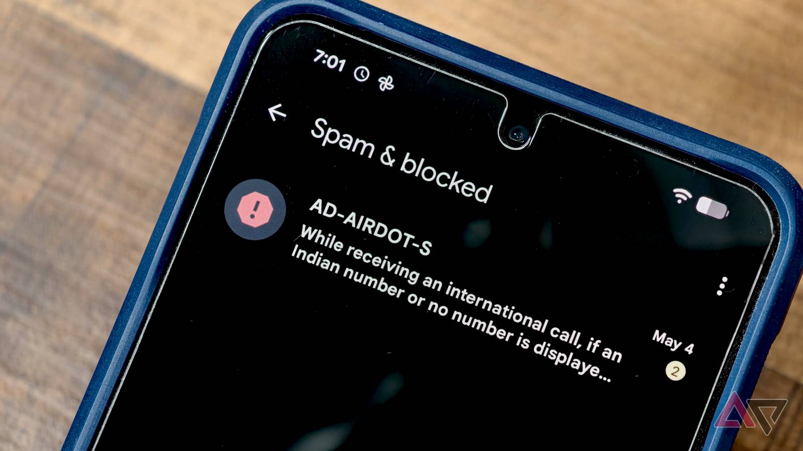 Mulher sorridente usando um smartphone, cercada por ícones do Mensagens do Google e rótulos de recursos, em um fundo com tema azul.