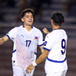 Seleção filipina de futebol masculino em ação durante os Amistosos Tri-Nation no Rizal Memorial Stadium.