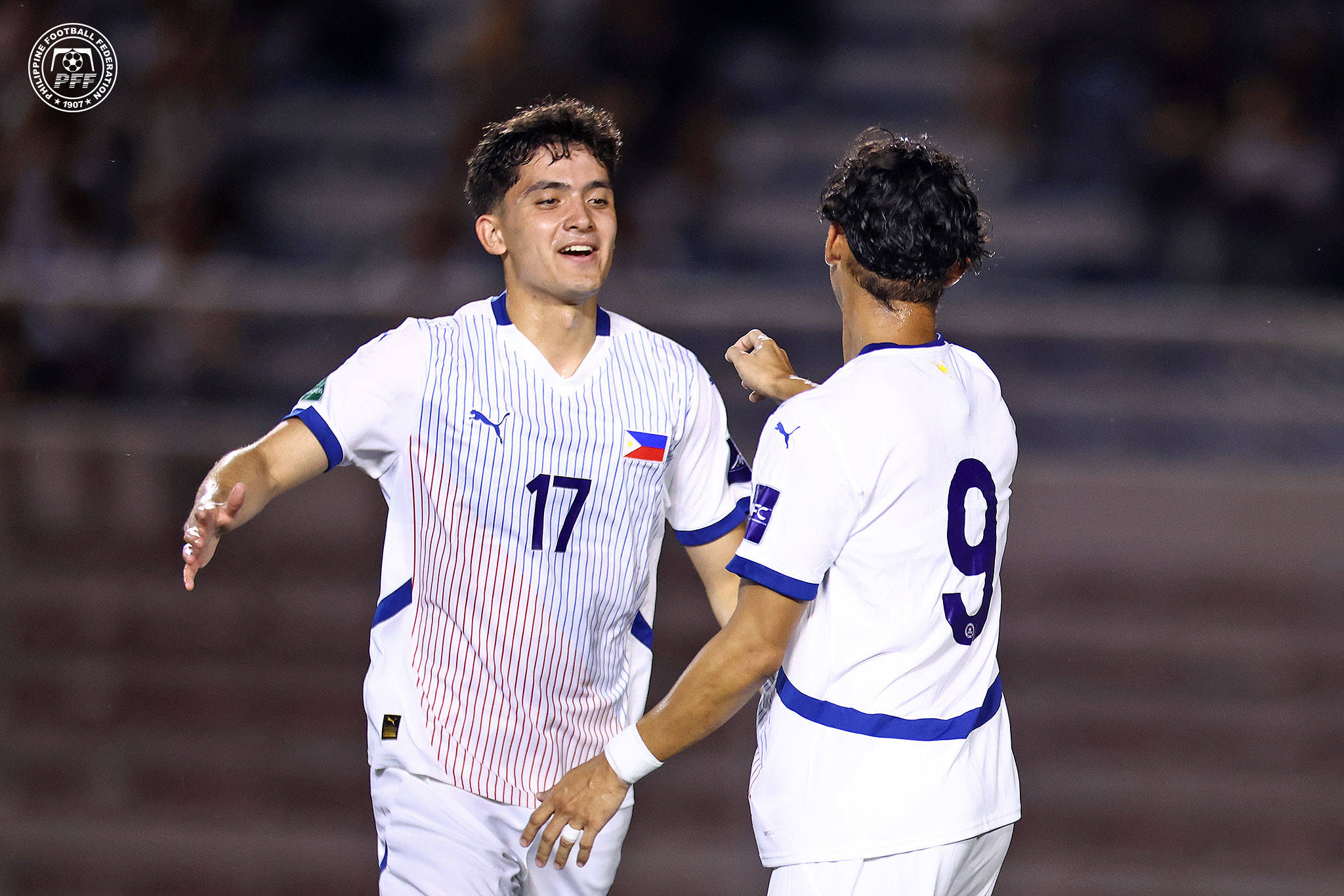 Seleção filipina de futebol masculino em ação durante os Amistosos Tri-Nation no Rizal Memorial Stadium.