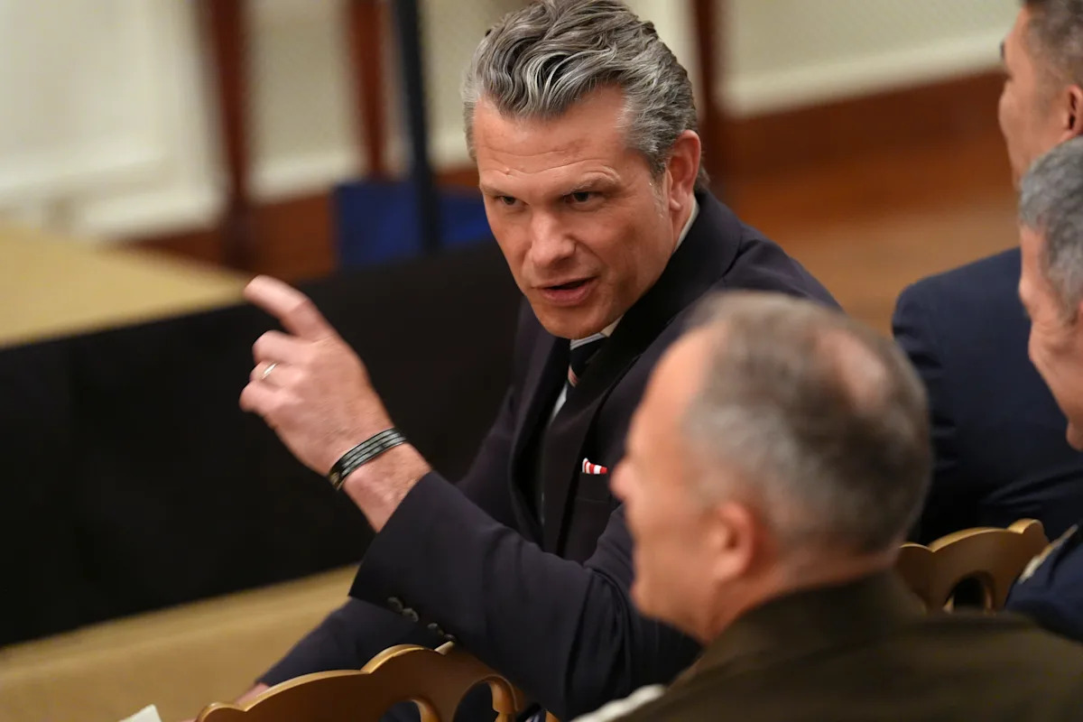 Senadores tentam bloquear fundos para viagens de Hegseth até que o Pentágono divulgue relatório sobre greve escolar no Irã