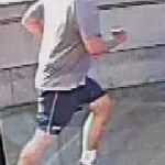 Nove anos atrás, a polícia divulgou imagens dramáticas de CCTV do momento em que este corredor apareceu empurrando uma mulher na direção de um ônibus que se aproximava na ponte Putney.