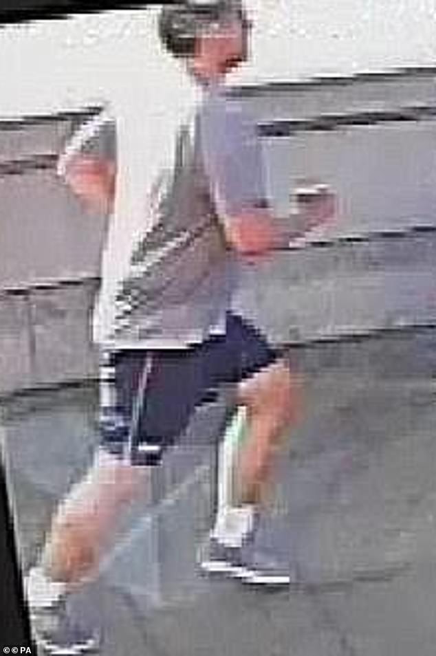 Nove anos atrás, a polícia divulgou imagens dramáticas de CCTV do momento em que este corredor apareceu empurrando uma mulher na direção de um ônibus que se aproximava na ponte Putney.