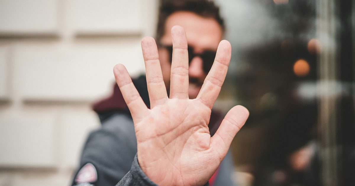 Apple Intelligence oferece uma nova oportunidade para bloquear notificações indesejadas | A foto mostra um homem levantando a mão em um gesto de parada