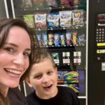 Sou co-proprietário de uma empresa de máquinas de venda automática com meu filho de 10 anos. Ele está aprendendo lições difíceis.