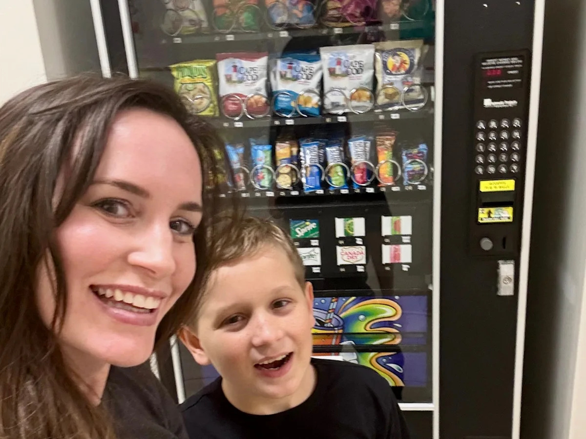 Sou co-proprietário de uma empresa de máquinas de venda automática com meu filho de 10 anos. Ele está aprendendo lições difíceis.