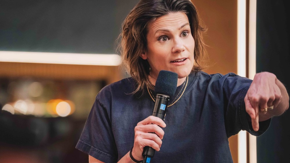 Spinoff de 'Game Changer' 'Crowd Control' define o elenco da 2ª temporada, incluindo Nicole Byer, Cameron Esposito, Taylor Tomlinson, Bobby Moynihan e mais (EXCLUSIVO)