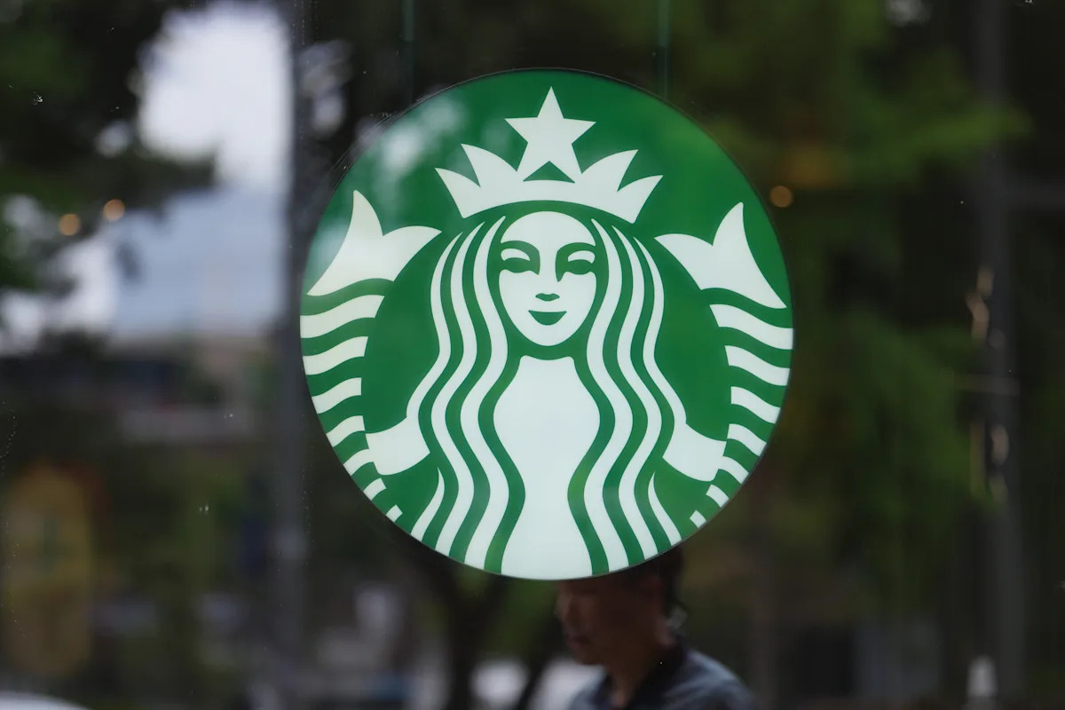 Starbucks Coreia fechará lojas mais cedo para treinamento obrigatório de história após disputa de marketing