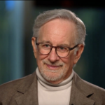 Steven Spielberg compartilha o momento tirado das manchetes que inspirou o 'Dia da Divulgação' do filme alienígena