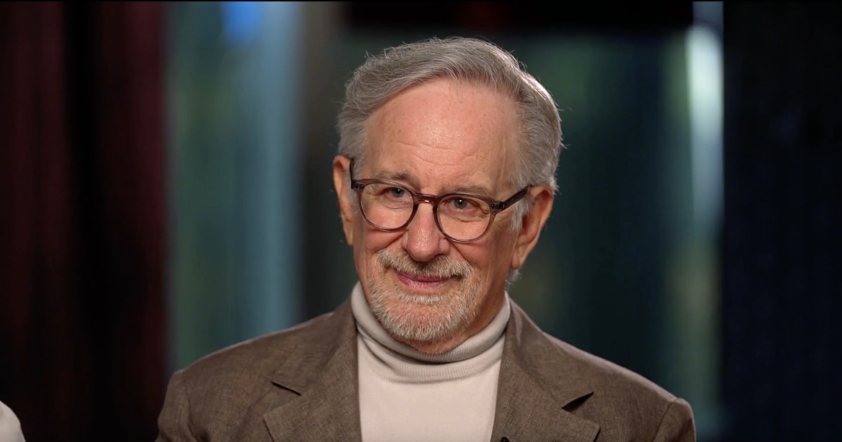 Steven Spielberg compartilha o momento tirado das manchetes que inspirou o 'Dia da Divulgação' do filme alienígena