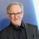 Steven Spielberg diz que os filmes de James Bond 'constantemente me recusaram' e 'se eles me pedissem agora' para dirigir a resposta seria: 'Você não pode me pagar'