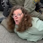 Deborah Brockman, uma produtora veterana da WGN-TV, foi forçada a cair no chão quando oficiais do CBP usando máscaras a algemaram no subúrbio de Lincoln Square, em Chicago, em outubro passado.