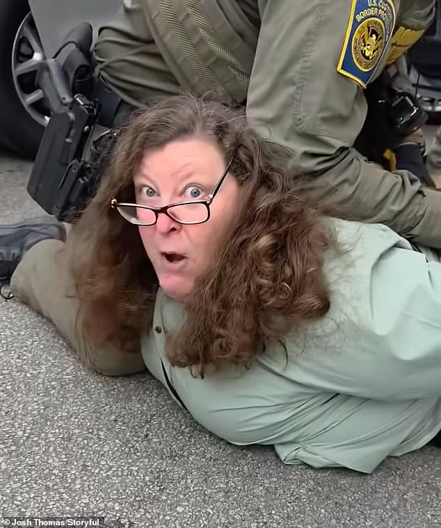 Deborah Brockman, uma produtora veterana da WGN-TV, foi forçada a cair no chão quando oficiais do CBP usando máscaras a algemaram no subúrbio de Lincoln Square, em Chicago, em outubro passado.