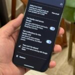 Ilustração de um telefone com a Google Wallet aberta, cercado por ingressos e documentos que podem ser adicionados à Google Wallet