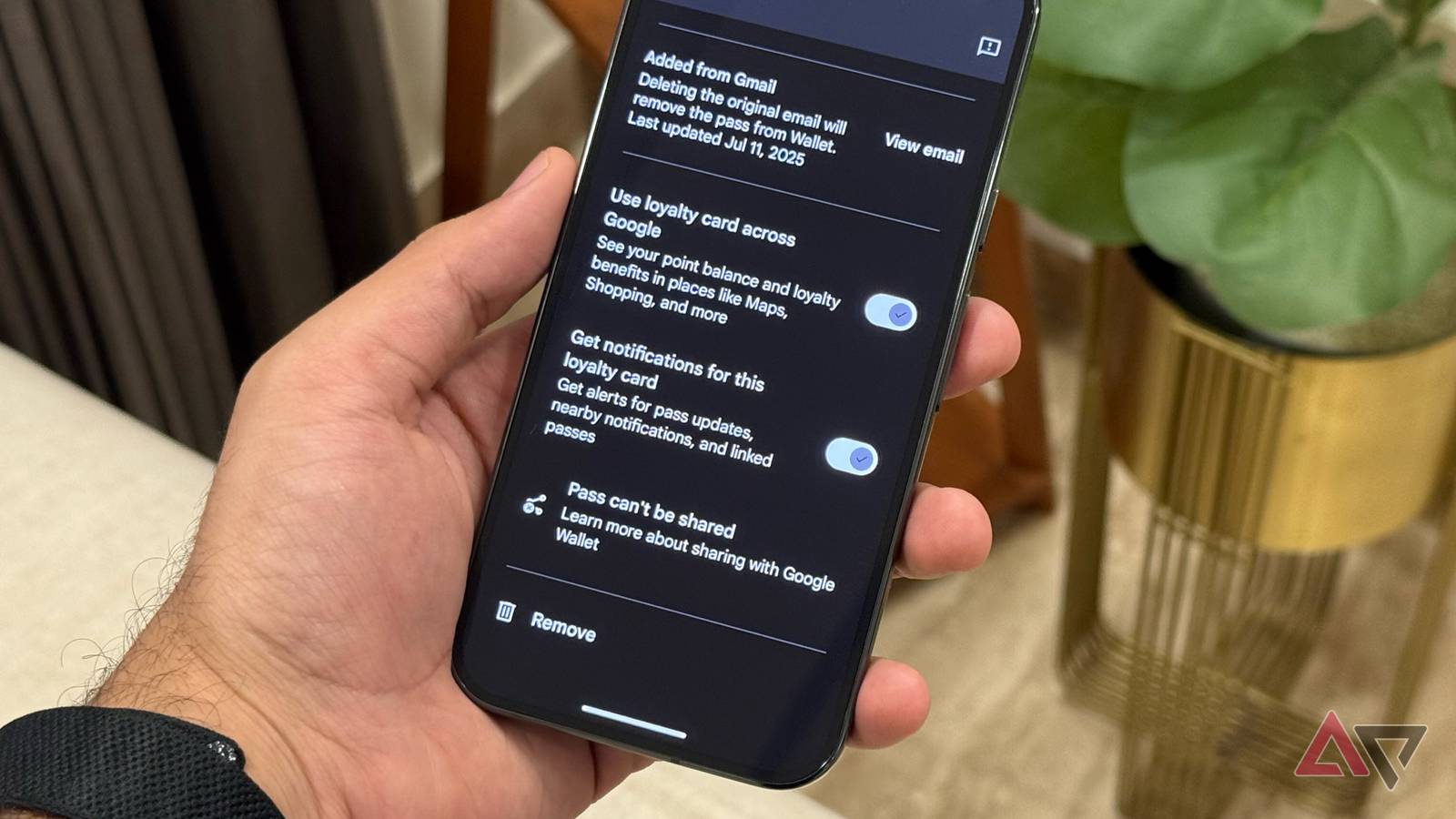 Ilustração de um telefone com a Google Wallet aberta, cercado por ingressos e documentos que podem ser adicionados à Google Wallet