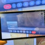 Ilustração de um tablet Android conectado a um monitor, com teclado e mouse na frente dele