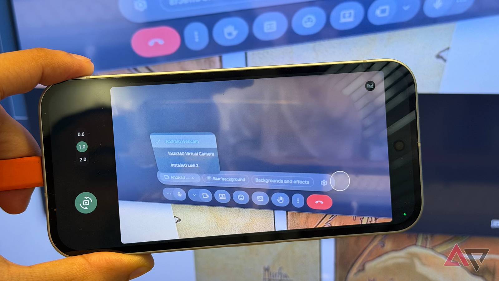 Ilustração de um tablet Android conectado a um monitor, com teclado e mouse na frente dele