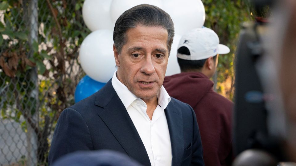 Superintendente escolar de Los Angeles renuncia após busca do FBI e meses de licença remunerada