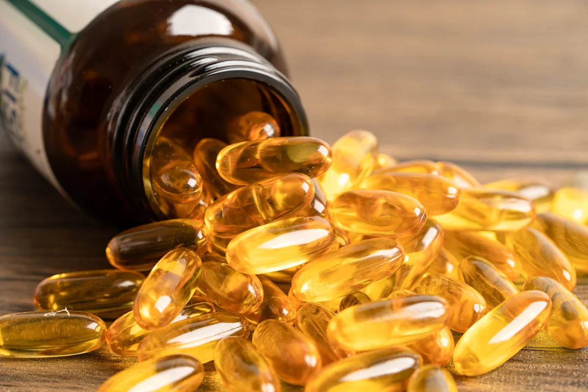 De acordo com um novo estudo, os ômega-3 encontrados em suplementos de óleo de peixe não têm impacto mensurável na saúde do cérebro em adultos com risco aumentado de doença de Alzheimer.