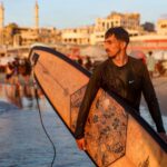 Surfistas de Gaza buscam sal da guerra no mar