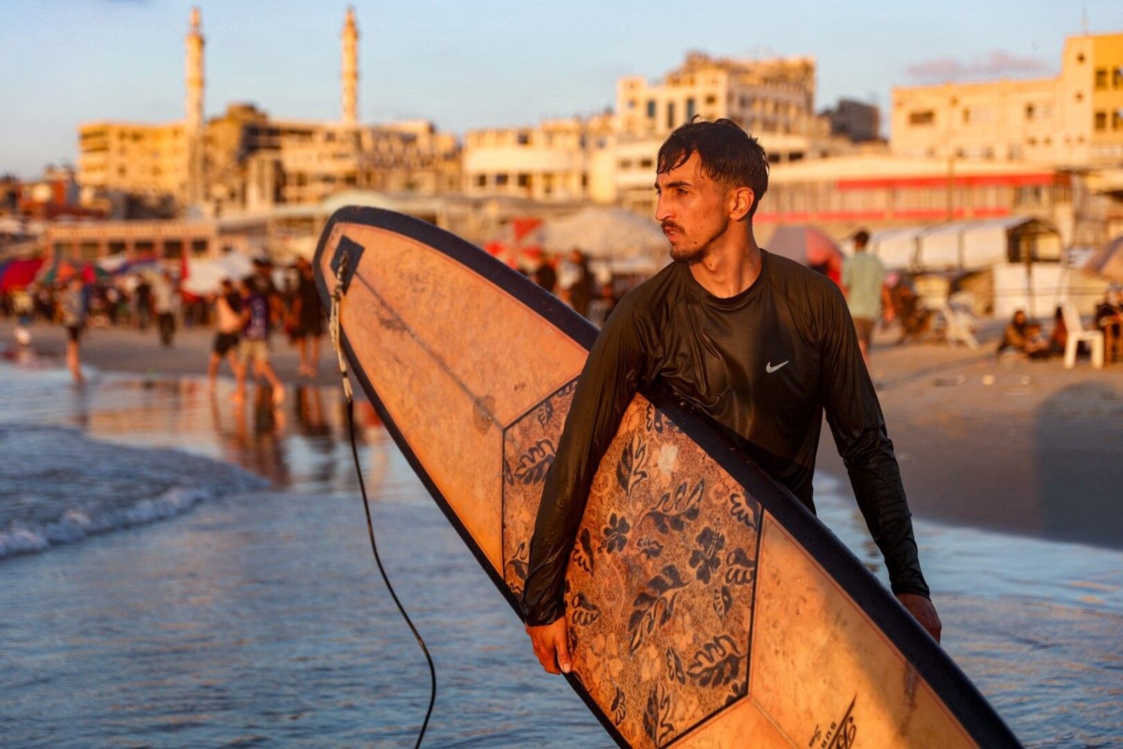 Surfistas de Gaza buscam sal da guerra no mar