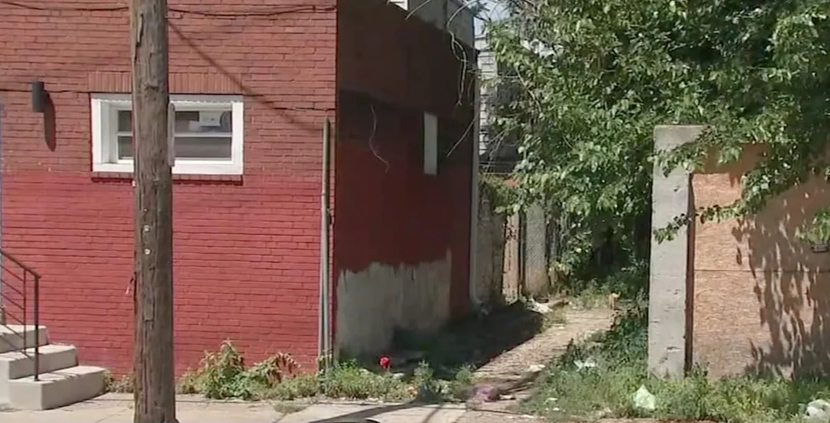 WPVI - FOTO: Nota de condolências e flores foram colocadas no local no norte da Filadélfia, onde Keisha Farlow, mãe de quatro filhos, foi mortalmente espancada com tijolos, em 7 de junho de 2026, por dois homens, que a polícia está trabalhando para identificar