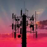 T-Mobile fechando 1.100 planos legados, com provável aumento de preços | A foto mostra um mastro da T-Mobile ao nascer do sol