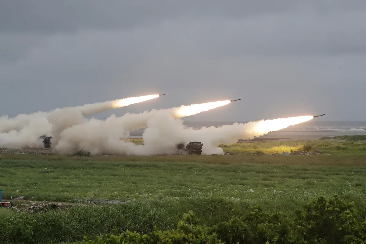 Taiwan dispara foguetes na direção da China a partir de um sistema de lançamento móvel fornecido pelos EUA em exercício
