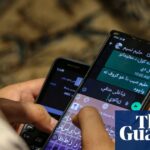O vídeo parece mostrar oficiais do Taleban destruindo smartphones após o anúncio da proibição
