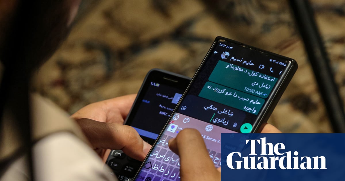 O vídeo parece mostrar oficiais do Taleban destruindo smartphones após o anúncio da proibição