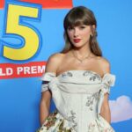 Taylor Swift faz apresentação surpresa da música de 'Toy Story 5' na estreia em Los Angeles | Vídeo