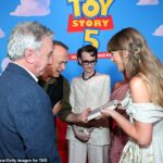 Taylor Swift não conseguiu conter o sorriso ao receber sua fita VHS de infância de Toy Story autografada por Tom Hanks na estreia de Toy Story 5 na noite de terça-feira.