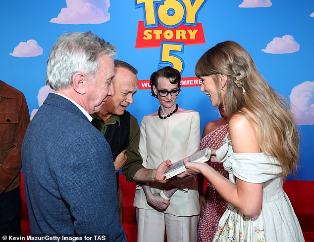 Taylor Swift não conseguiu conter o sorriso ao receber sua fita VHS de infância de Toy Story autografada por Tom Hanks na estreia de Toy Story 5 na noite de terça-feira.